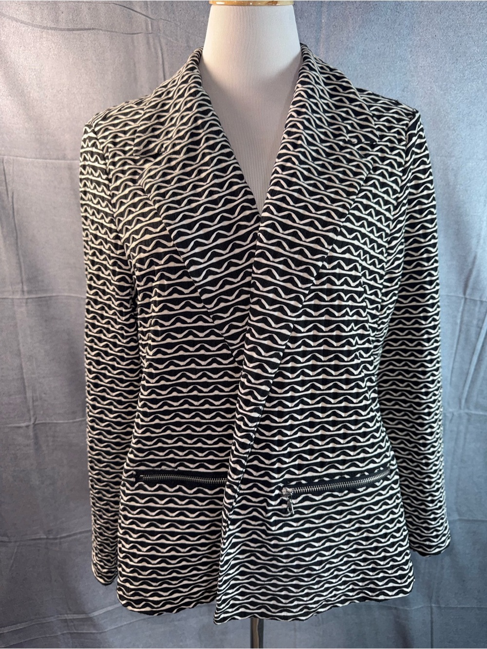 2147-Roz & Ali Black and White Wave-Pattern Blazer